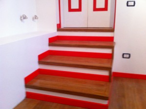 scalini porta rossa